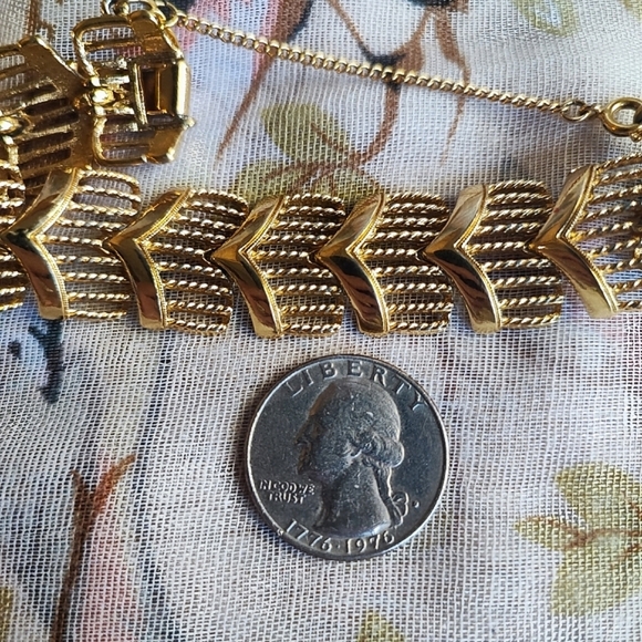 MONET Chevron Shape Gold Tone Vintage Safety Chain Bracelet Excellent Condition - Picture 3 of 8